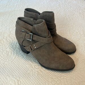 Women’s brown heeled boots. Great condition. Size 9. Ready for a night out.